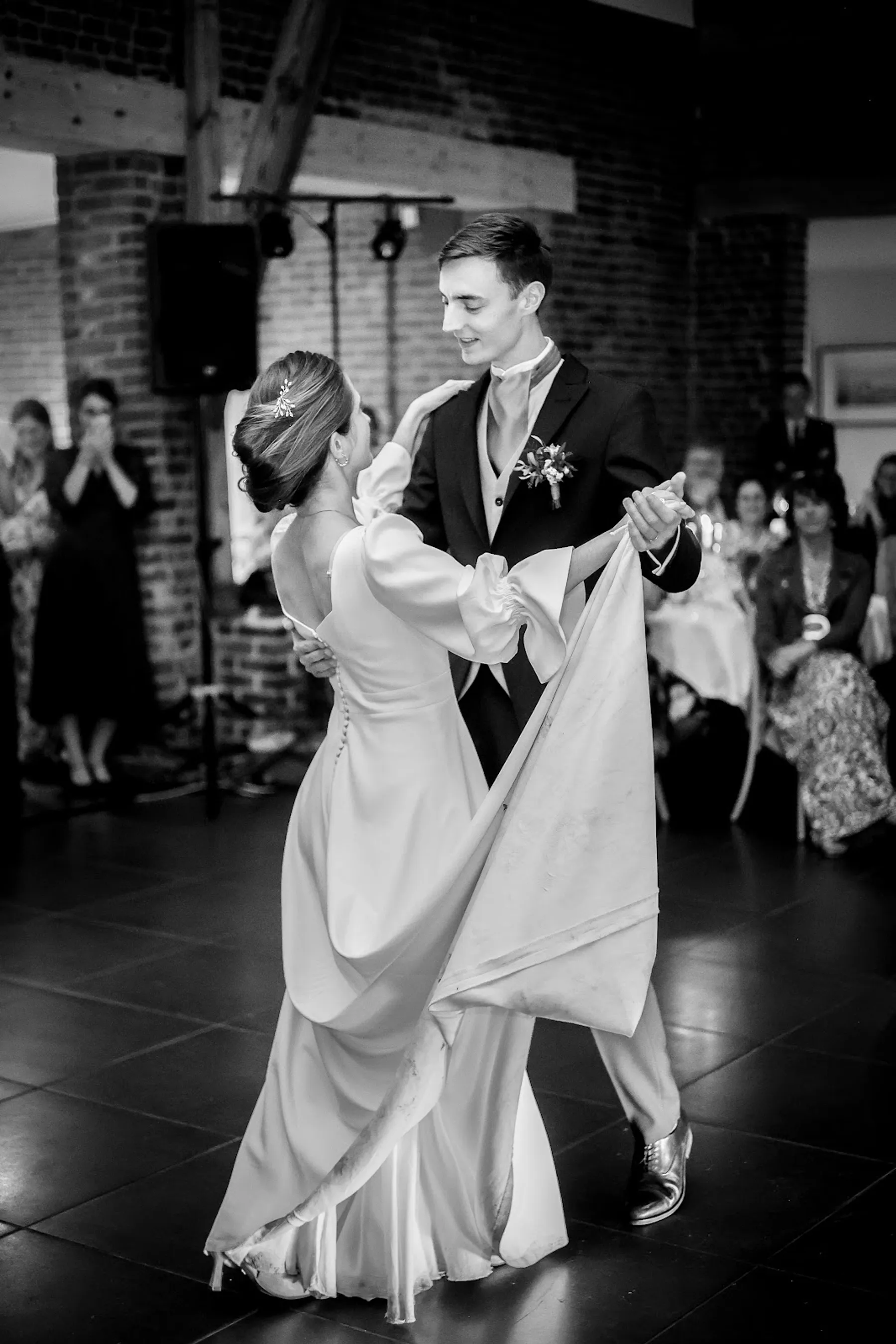 Première danse en noir et blanc : Amélie et son marié, robe de mariée à longues manches et jupe fluide
